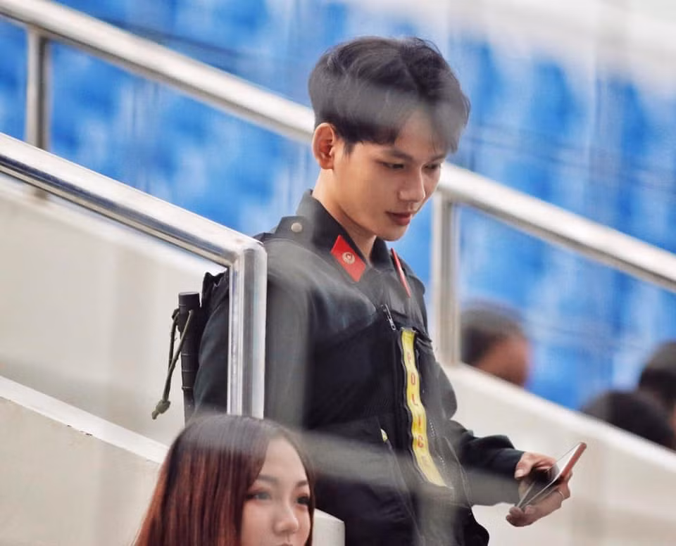 Dù biết Khang đã có người yêu nhưng trên trang cá nhân của anh chàng vẫn ngập tràn bình luận của dẫn mạng, đặc biệt là phái nữ. Thậm chí nhiều người còn vứt hết liêm sỉ tuyên bố "đập chậu cướp hoa" khiến anh chàng dở khóc dở cười.