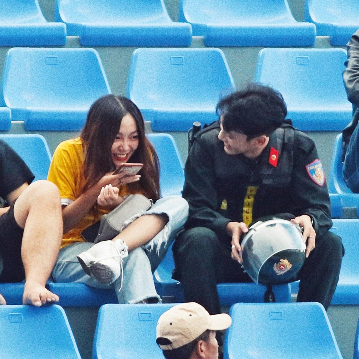 Đáng tiếc, nam thần mặc cảnh phục là hoa đã có chủ. Bạn gái anh chàng cũng sở hữu nhan sắc vô cùng xinh đẹp, xứng đáng là cặp đôi "kim đồng ngọc nữ".