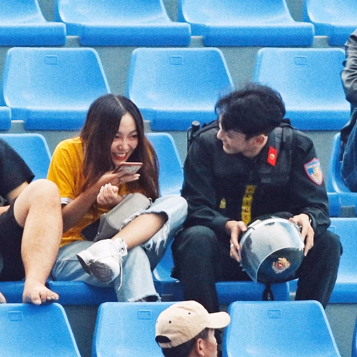 Đáng tiếc, nam thần mặc cảnh phục là hoa đã có chủ. Bạn gái anh chàng cũng sở hữu nhan sắc vô cùng xinh đẹp, xứng đáng là cặp đôi "kim đồng ngọc nữ".