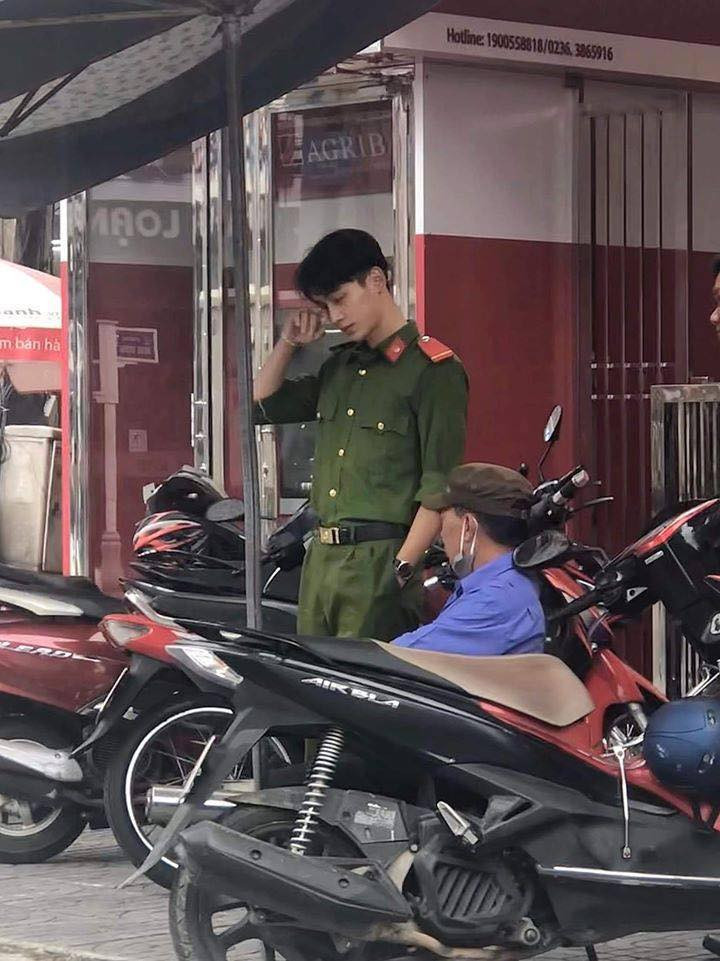 Vo tinh lot vao anh, chang canh sat hut hon hoi chi em