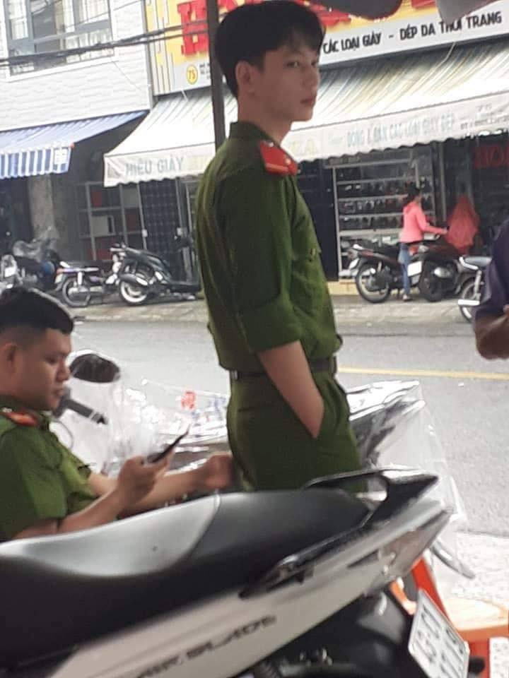 Anh chàng hot boy cảnh sát trong hình có dáng người cao, giầy, mái tóc xoắn bồng bềnh, và khuôn mặt cực giống các nam thần thanh xuân vườn trường trong phim ngôn tình Trung Quốc.