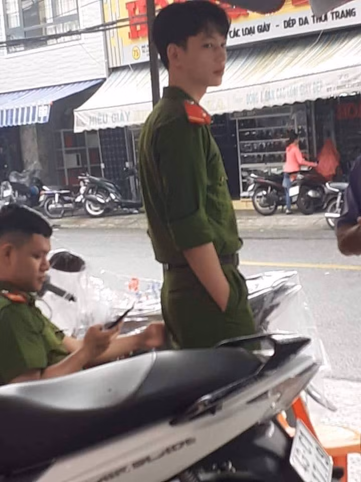 Anh chàng hot boy cảnh sát trong hình có dáng người cao, giầy, mái tóc xoắn bồng bềnh, và khuôn mặt cực giống các nam thần thanh xuân vườn trường trong phim ngôn tình Trung Quốc.