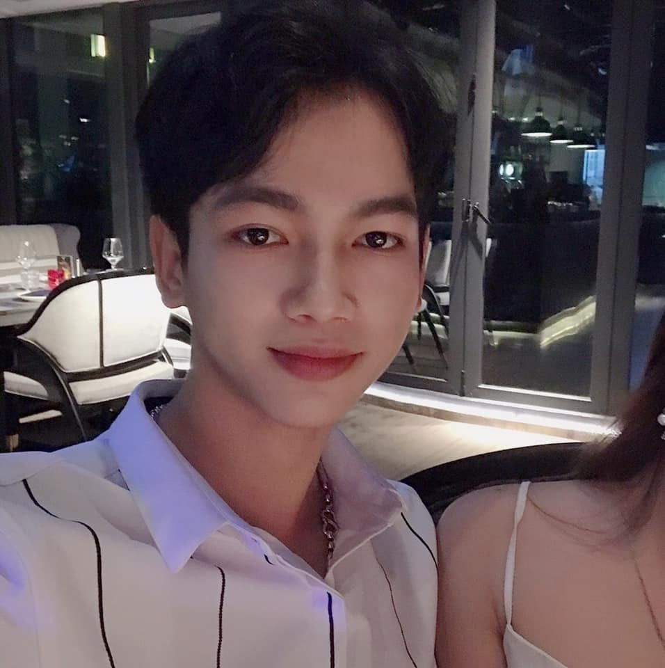 Nhiều người cũng tinh ý nhận ra những bức hình chụp lén anh chàng lại được chính bạn gái chụp lại rồi chia sẻ vui trên mạng xã hội, không ngờ bạn trai lại nổi tiếng nhanh chóng như vậy.