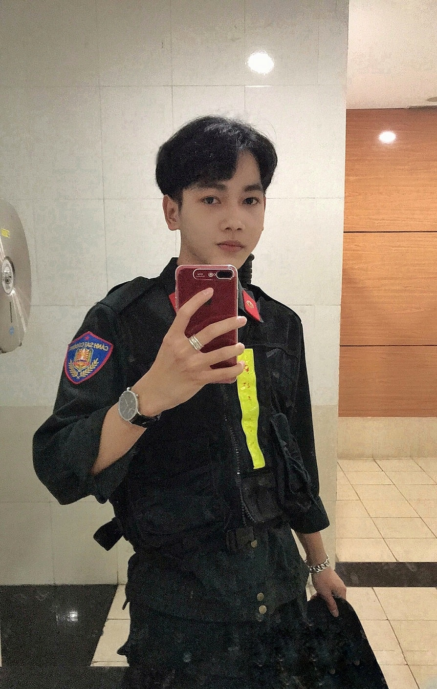 Rất nhanh sau đó, trang cá nhân của chàng cảnh sát điển trai đã được dân mạng tìm ra. Được biết, anh chàng có tên An Khang, đến từ Đà Nẵng.
