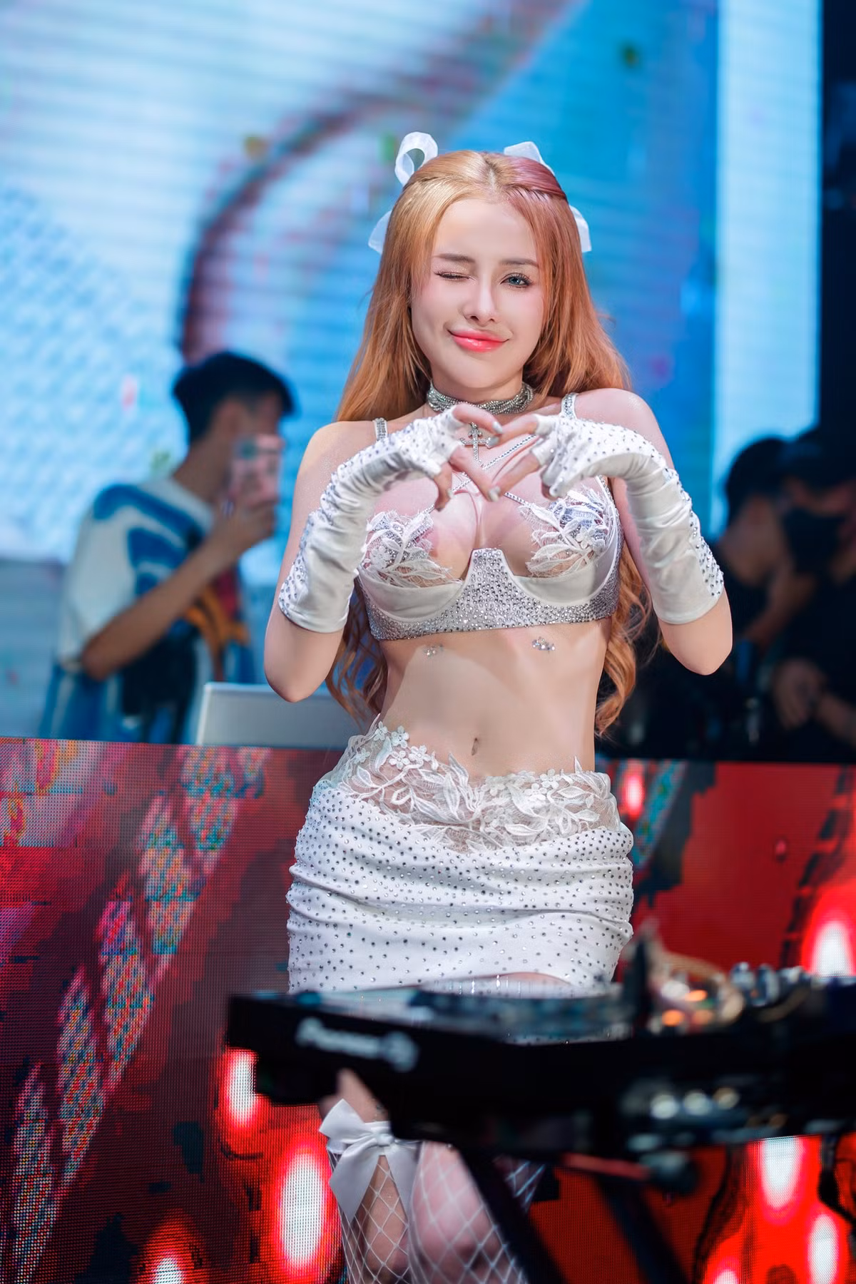 Ngân 98 có tên đầy đủ là Võ Thị Ngọc Ngân. Cô sinh năm 1998 tại Bình Định. Người đẹp 9x nổi tiếng với những video khoe thân, phát ngôn gây sốc trên mạng xã hội.