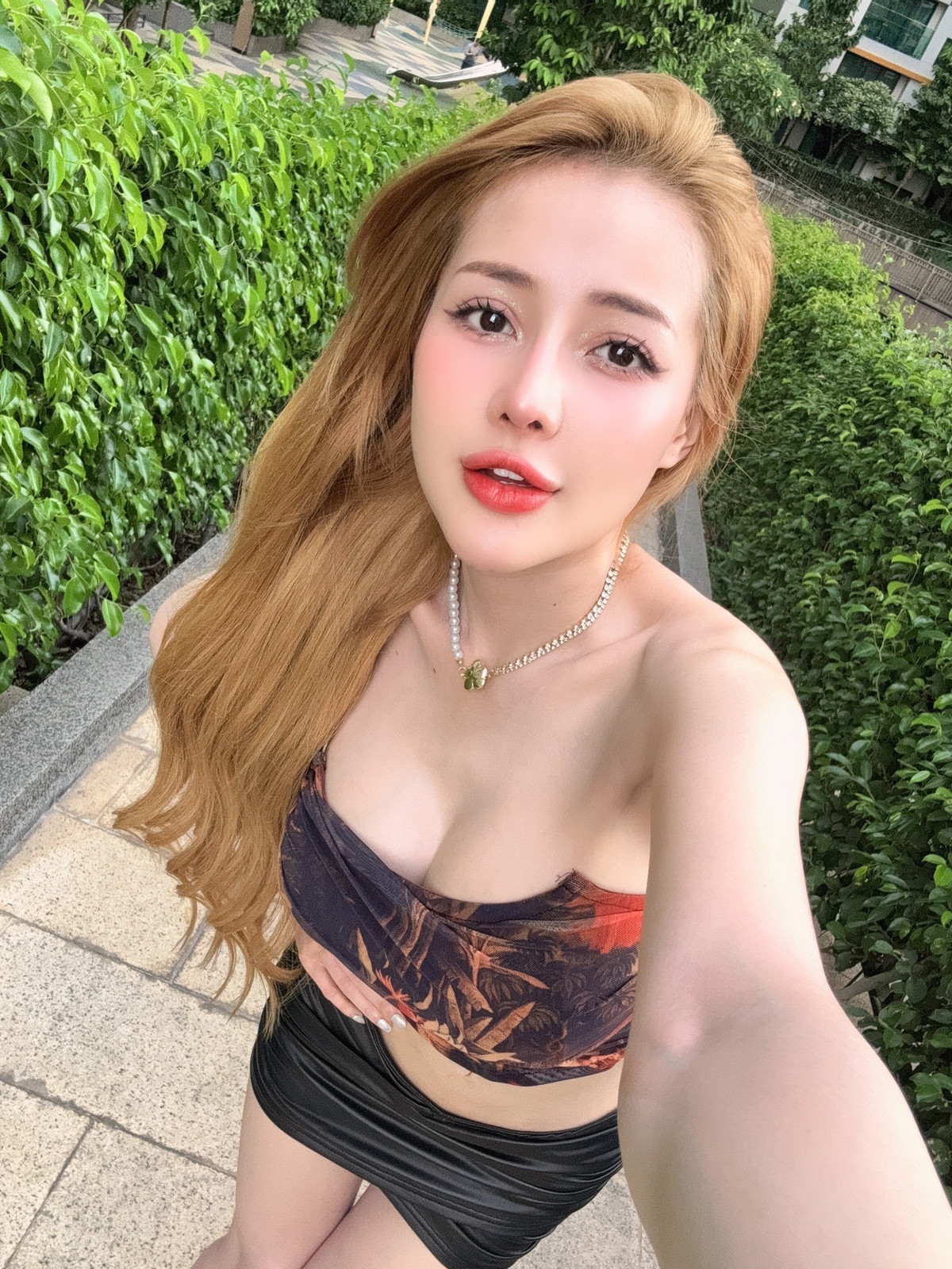 Mới đây, vụ lùm xùm giữa cô với Nam Em khiến netizen rất chú ý. Cả 2 bên không ngừng đấu tố nhau trên sóng livestream và mạng xã hội.