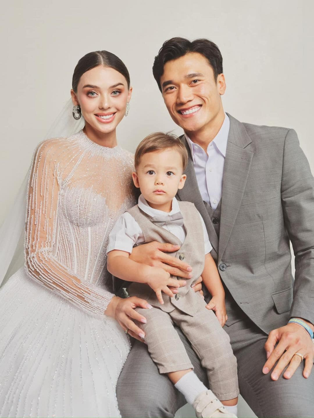 Diaka và thủ môn Bùi Tiến Dũng thể hiện nhiều khoảnh khắc hạnh phúc bên con trai - bé Danil, hơn một tuổi.