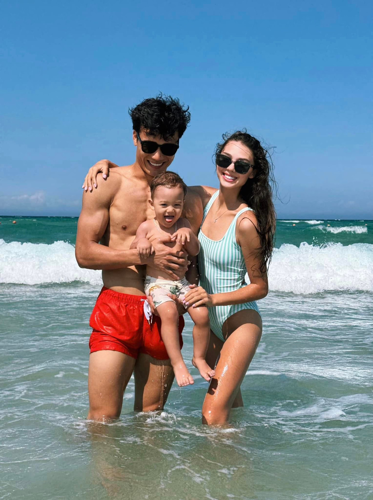 Cặp đôi từng đăng tải những khoảnh khắc hạnh phúc trong chuyến du lịch Nha Trang, Bùi Tiến Dũng tranh thủ giành thời gian cho gia đình nhân dịp V-League nghỉ một tháng để U23 Việt Nam tập trung tham dự vòng chung kết U23 châu Á 2024 tại Qatar.