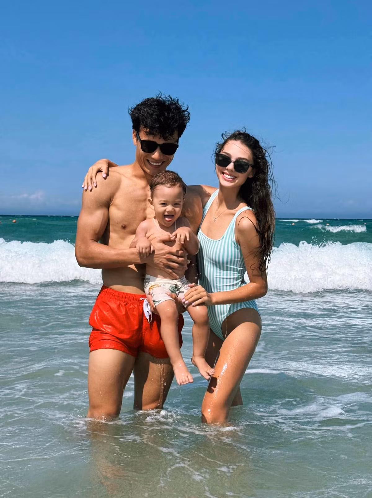 Cặp đôi từng đăng tải những khoảnh khắc hạnh phúc trong chuyến du lịch Nha Trang, Bùi Tiến Dũng tranh thủ giành thời gian cho gia đình nhân dịp V-League nghỉ một tháng để U23 Việt Nam tập trung tham dự vòng chung kết U23 châu Á 2024 tại Qatar.