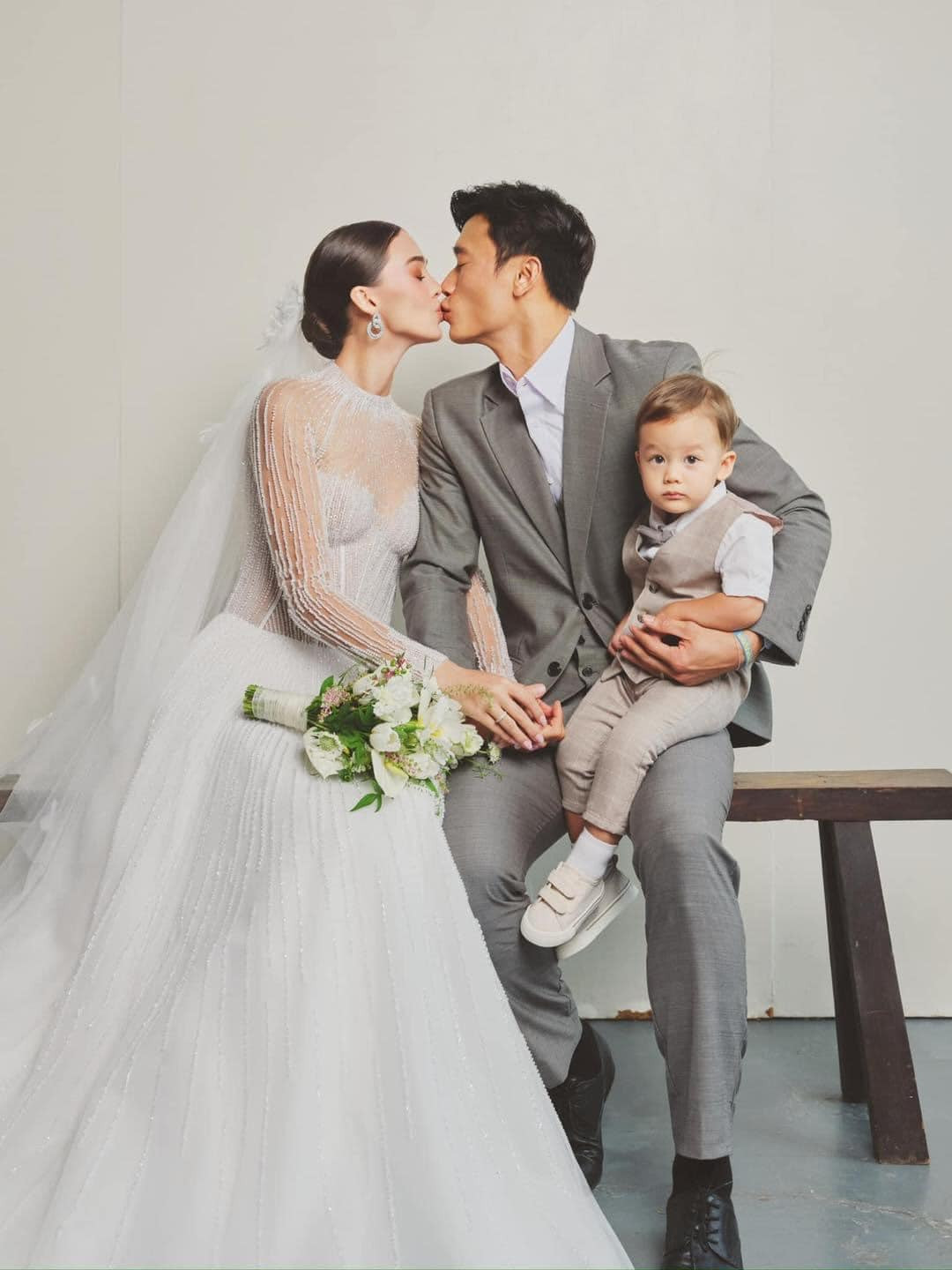 Nhiều người đều tập trung sự chú ý đến em bé nhà Bùi Tiến Dũng. Cậu bé thừa hưởng nét đẹp của bố mẹ với mái tóc vàng, sống mũi cao và làn da trắng.