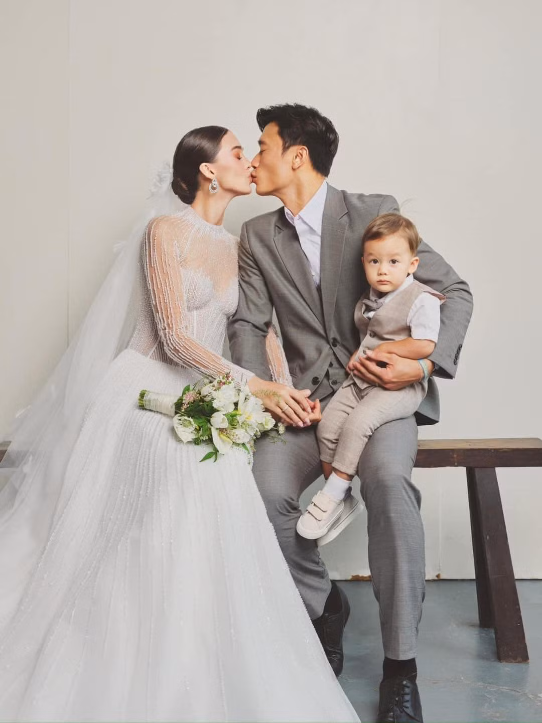 Nhiều người đều tập trung sự chú ý đến em bé nhà Bùi Tiến Dũng. Cậu bé thừa hưởng nét đẹp của bố mẹ với mái tóc vàng, sống mũi cao và làn da trắng.