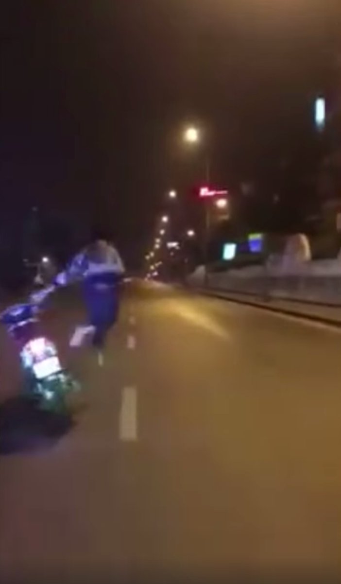 Với cách đi xe nguy hiểm, việc nam thanh niên ngã là điều không hề khó đoán. Tuy nhiên đối các "dân tổ" phía sau dường như vẫn bất ngờ khi liên tục chửi thề, sửng sốt dừng xe lại xem "đồng đội" của mình thế nào.