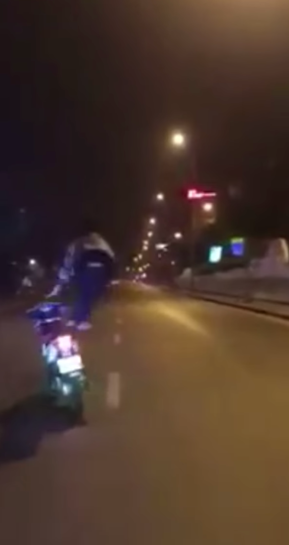 Chỉ vài giây sau, với hành động nguy hiểm của mình, chiếc xe lao thẳng vào giải phân cách, nam thanh niên ngã sõng soài trên đường.