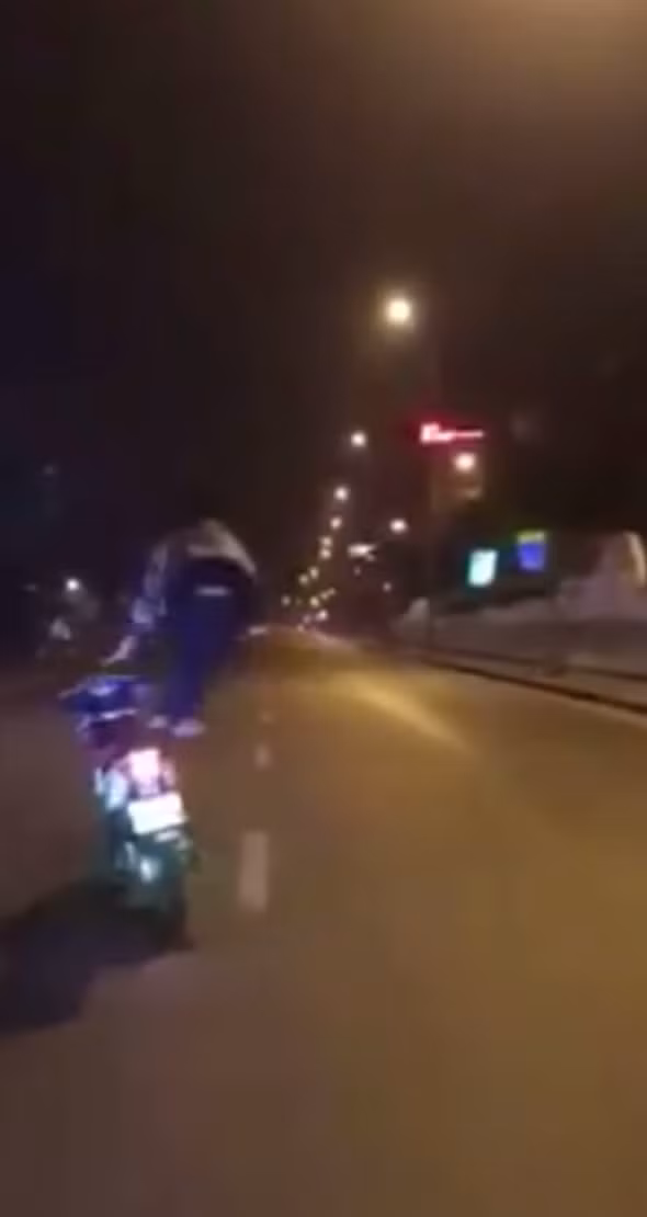 Chỉ vài giây sau, với hành động nguy hiểm của mình, chiếc xe lao thẳng vào giải phân cách, nam thanh niên ngã sõng soài trên đường.