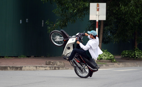 "Dân tổ bốc đầu" cũng là màn trình diễn được các thanh niên mới lớn yêu thích dù hành động này gây nguy hiểm mà mất an toàn giao thông.