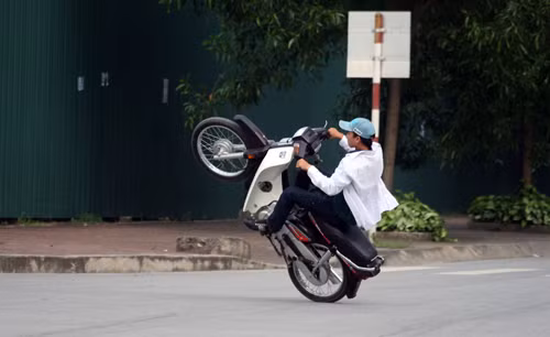 "Dân tổ bốc đầu" cũng là màn trình diễn được các thanh niên mới lớn yêu thích dù hành động này gây nguy hiểm mà mất an toàn giao thông.