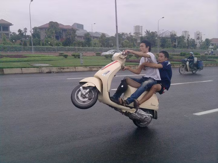 Việc các "dân tổ" thể hiện nơi phố xá không còn quá xa lạ đối với nhiều người, đặc biệt là người dân thủ Đô. Tại hồ Hoàn Kiếm, Hà Nội, "đến hẹn lại lên" thi thoảng lại có 1 tốp dân tổ đua xe làm náo loạn đường phố về đêm, và đã rất nhiều lần xảy ra tai nạn nghiêm trọng.