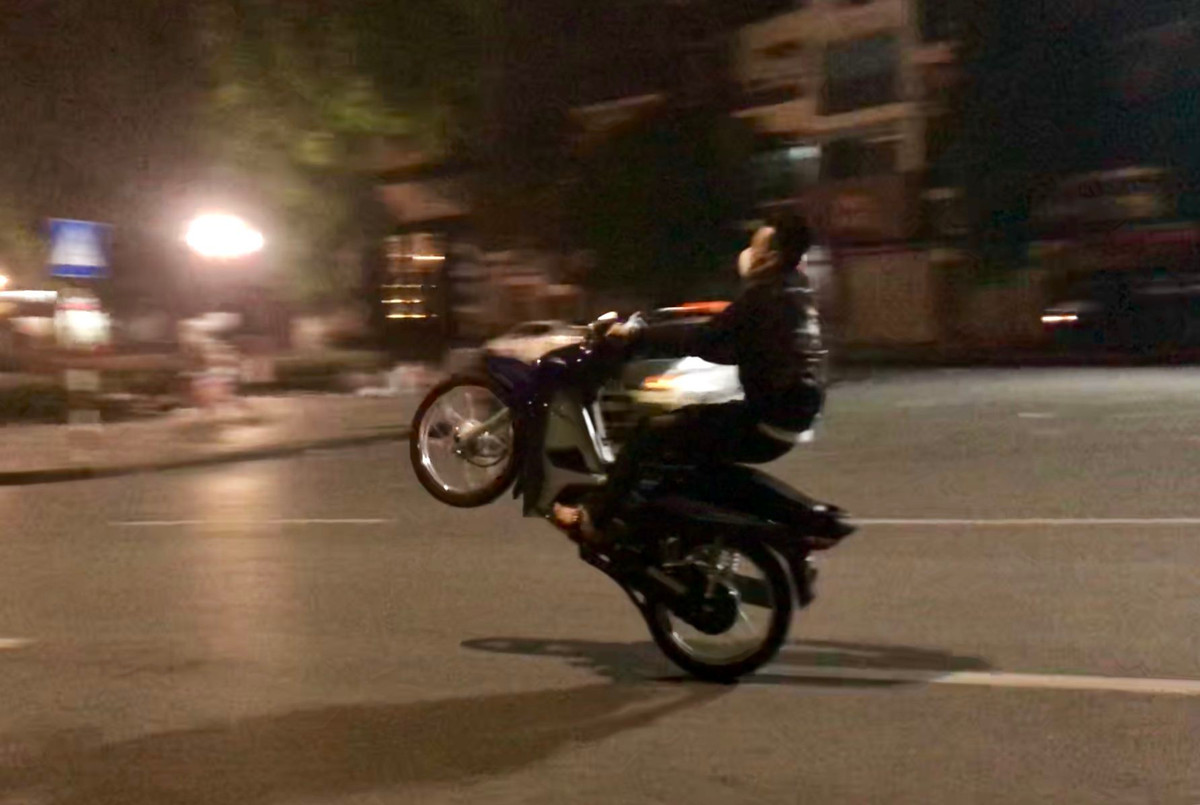 Công an mặc dù nhiều lần ra quân, luôn chú ý để ngăn chặn các đối tượng gây mất an toàn giao thông này nhưng tình trạng đua xe, bốc đầu vẫn chưa có dấu hiệu chấm dứt.