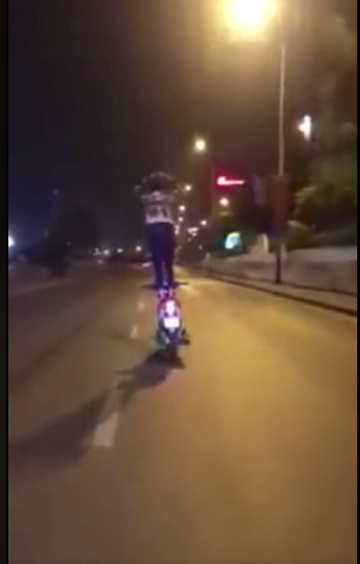 Mới đây, trên mạng xã hội xuất hiện 1 clip ghi lại hình ảnh một thanh niên đi xe máy nhưng bỏ cả 2 tay ra và đứng thẳng trên yên xe khiến người xem hú hồn.