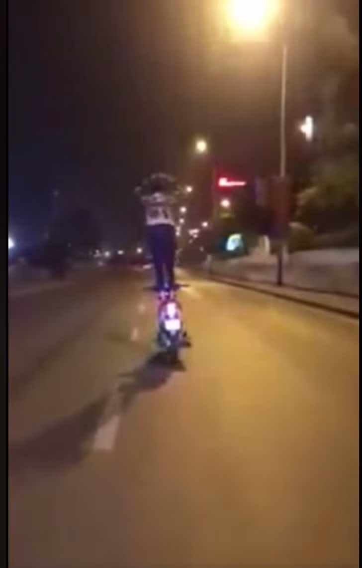 Mới đây, trên mạng xã hội xuất hiện 1 clip ghi lại hình ảnh một thanh niên đi xe máy nhưng bỏ cả 2 tay ra và đứng thẳng trên yên xe khiến người xem hú hồn.