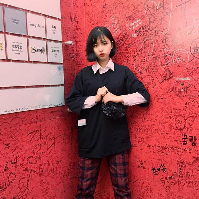 Thế nhưng khi lớn lên, Phan Hằng trở nên cực kỳ xinh đẹp, thậm chí trông cô nàng còn có nét giống "mĩ nữ thanh xuân vườn trường" Thẩm Nguyệt. Hot girl Quang Bình cho biết cho chưa từng và cũng không hề có ý định phẫu thuật thẩm mĩ.