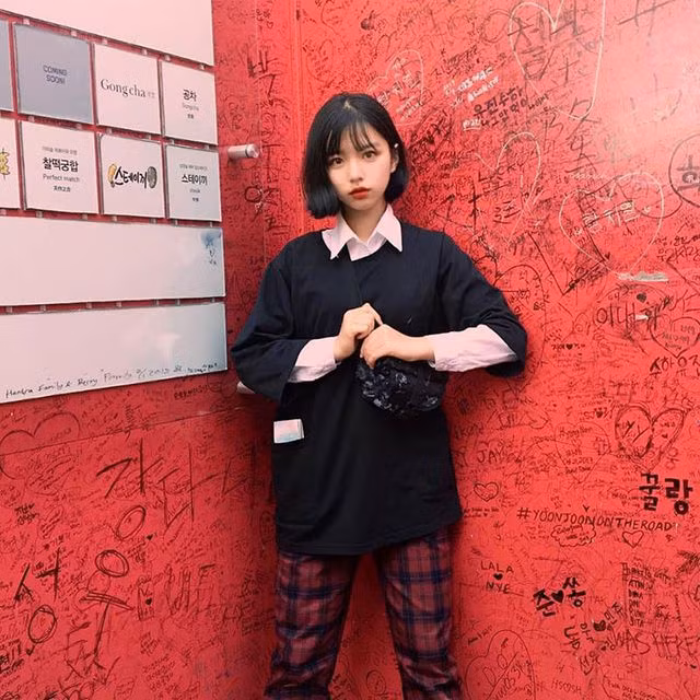 Thế nhưng khi lớn lên, Phan Hằng trở nên cực kỳ xinh đẹp, thậm chí trông cô nàng còn có nét giống "mĩ nữ thanh xuân vườn trường" Thẩm Nguyệt. Hot girl Quang Bình cho biết cho chưa từng và cũng không hề có ý định phẫu thuật thẩm mĩ.