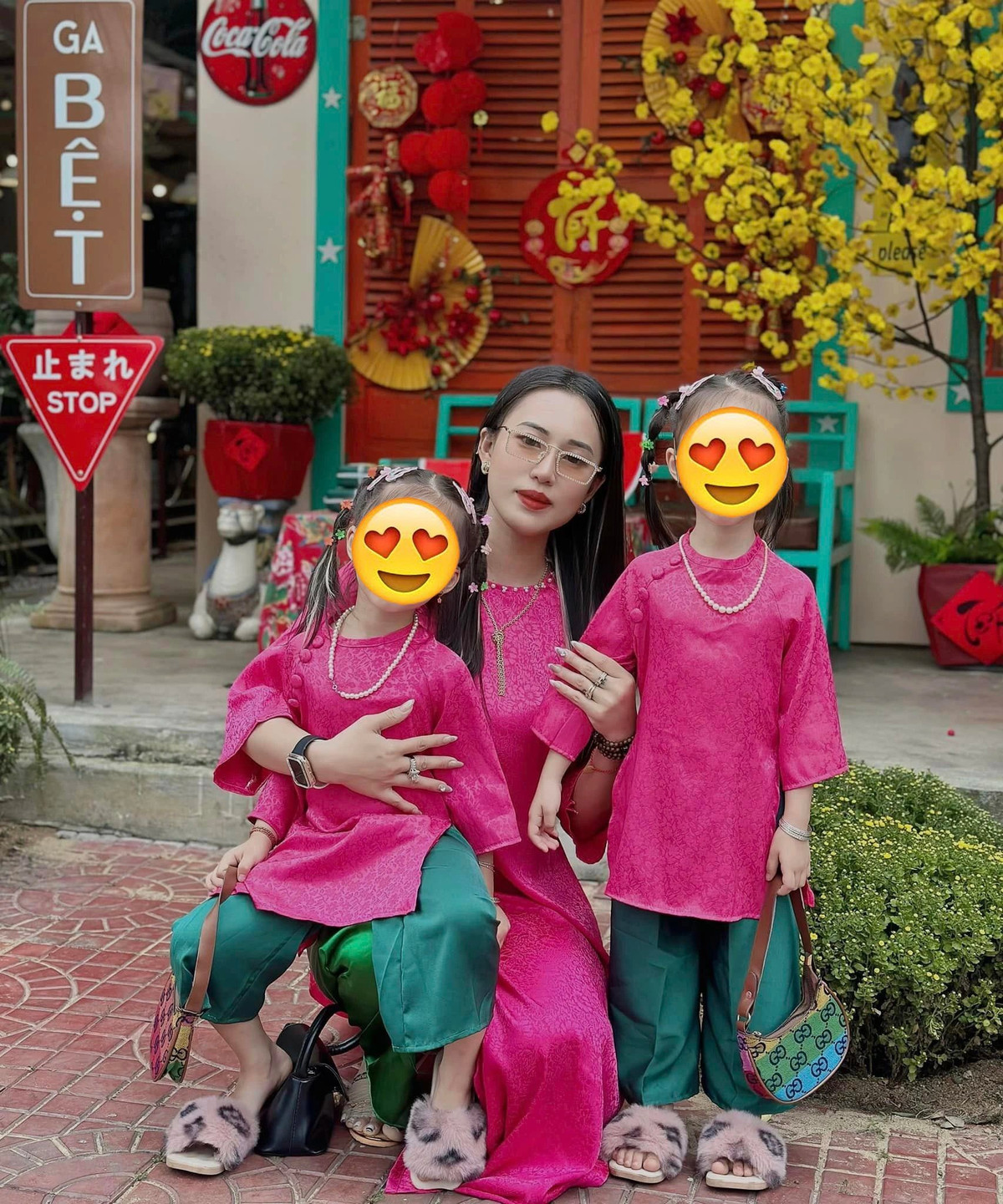 “Mọi ngày thì chồng mình đến giờ đó là về nhà. Mình rất ít khi gọi điện hỏi. Nhưng hôm đó, không biết linh tính làm sao, mẹ lại nói mình gọi xem chồng đâu. Mình gọi thì có một người khác nghe máy, nói là chồng mình đang bị tai nạn rất nặng". Thư nghẹn ngào chia sẻ lại.