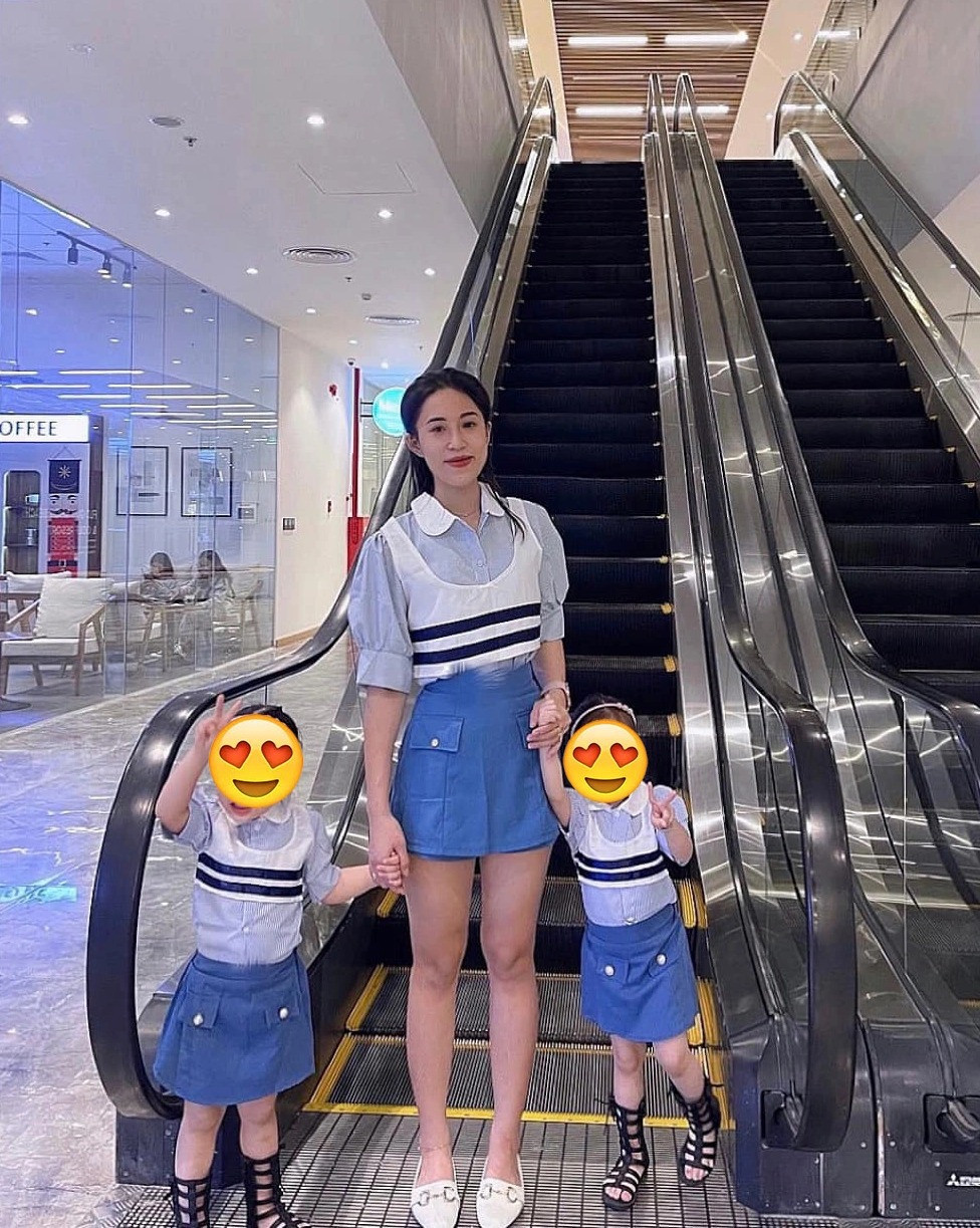 Cô vừa là bố, vừa là mẹ, chăm lo cho các con. Để cả gia đình vẫn có thể đi du lịch cùng nhau như mong ước ngày xưa, mỗi lần đi đâu đó, Thư luôn mang theo hình của chồng, xem như ông xã vẫn luôn đồng hành cùng 3 mẹ con.