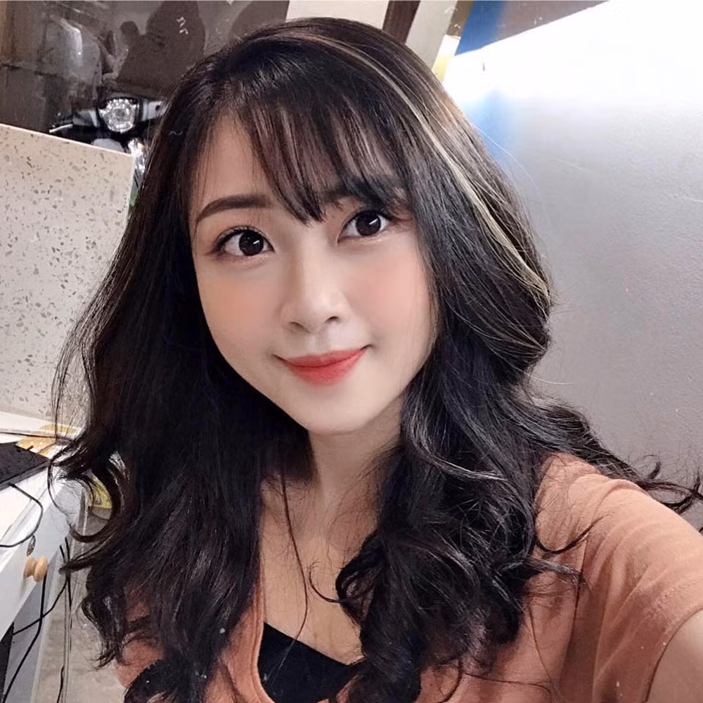 Mới đây, Nhật Linh cho biết cô có mối quan hệ chị em thân thiết với bạn gái tin đồn của Quang Hải là Huyền My.