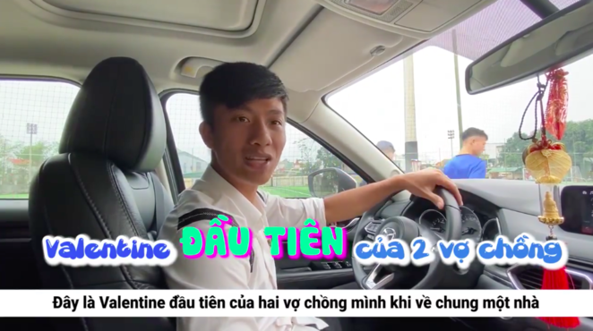 Mới đây, trên trang cá nhân, Phan Văn Đức đăng tải clip ghi lại khoảnh khắc anh tặng quà Valentine cho vợ. Đây là 14/2 đầu tiên mà cả hai bên nhau nên nam cầu thủ muốn dành tặng bất ngờ cho nửa kia.
