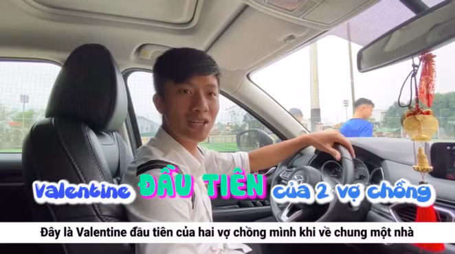 Mới đây, trên trang cá nhân, Phan Văn Đức đăng tải clip ghi lại khoảnh khắc anh tặng quà Valentine cho vợ. Đây là 14/2 đầu tiên mà cả hai bên nhau nên nam cầu thủ muốn dành tặng bất ngờ cho nửa kia.