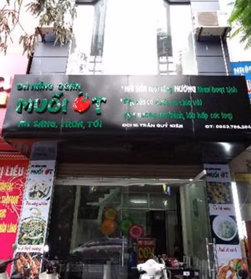 Quán có không gian sạch sẽ và lịch sự. Ngoài ra bạn có thể lựa chọn nhiều đặc sản khác của Đà Nẵng như mỳ Quảng, bánh tráng cuốn thịt heo, cháo nghêu, cháo hải sản, hàu sữa tái chanh, hàu sữa nướng, sò điệp nướng… 