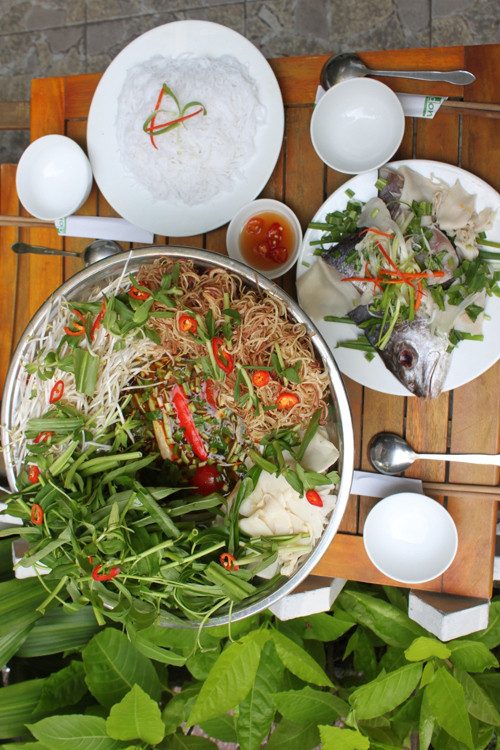 Lẩu cá Cu. Đây là một đặc sản Hội An. Lẩu cá cu còn là món được nhiều người yêu thích bởi cả cái cách chế biến đơn giản. Thịt cá mềm dai hài hòa, tươi ngọt, trắng và rất thơm ngon. Nếu muốn thưởng thức món này tại Hà Nội, bạn có thể đến với Đà Nẵng Quán - Muối Ớt,16-Trần Quý Kiên, Cầu Giấy, Hà Nội. 