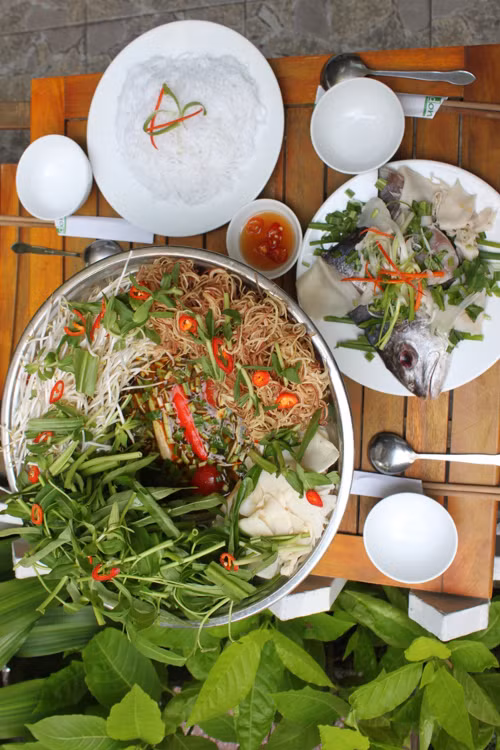 Lẩu cá Cu. Đây là một đặc sản Hội An. Lẩu cá cu còn là món được nhiều người yêu thích bởi cả cái cách chế biến đơn giản. Thịt cá mềm dai hài hòa, tươi ngọt, trắng và rất thơm ngon. Nếu muốn thưởng thức món này tại Hà Nội, bạn có thể đến với Đà Nẵng Quán - Muối Ớt,16-Trần Quý Kiên, Cầu Giấy, Hà Nội. 