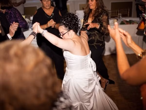 Cô dâu là Ricchina và người tổ chức ra đám cưới này là mẹ cô bà Janice Di Joseph. Chỉ vì con gái tâm sự về đám cưới nên bà Janice đã tổ chức một đám cưới giả để làm đứa trẻ được vui.