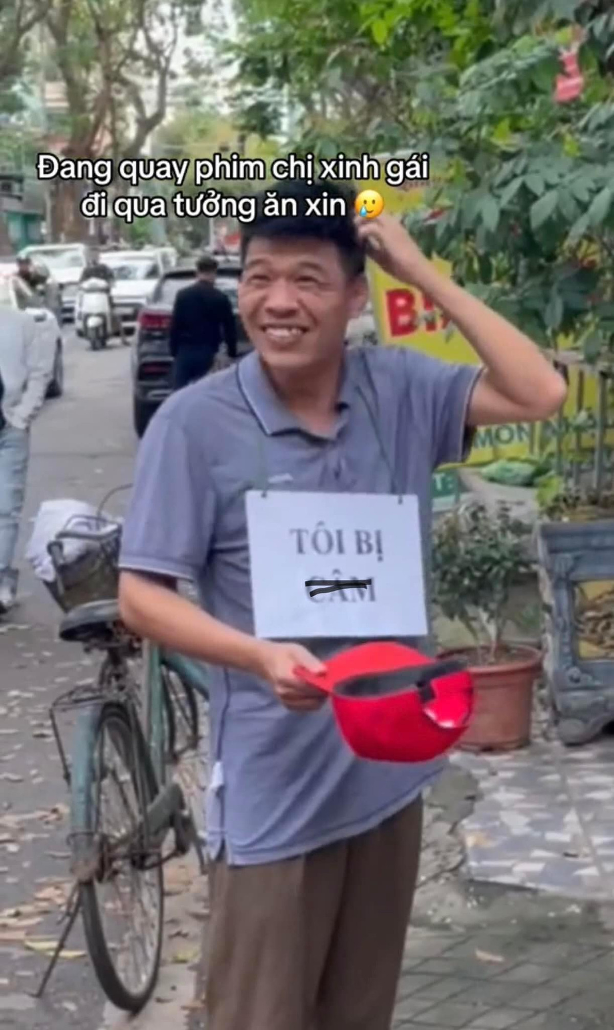 Được biết, sau những giây phút ngỡ ngàng chỉ biết đứng gãi đầu, cãi cổ cười trừ, thì ekip của anh đã đuổi theo cô gái tốt bụng và trả lại số tiền được cho.