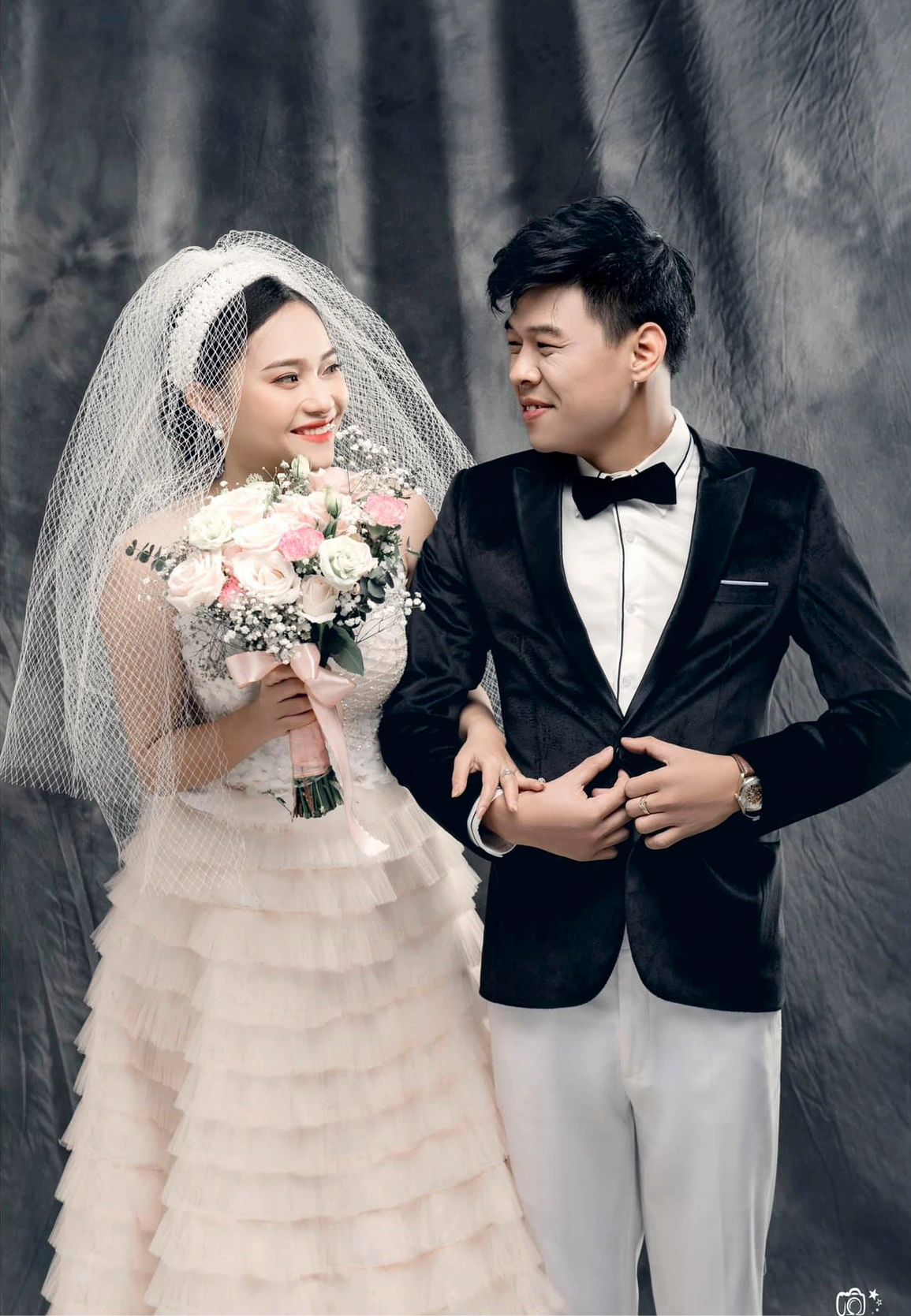 Trung Ruồi và vợ kết hôn năm 2019. Trước đó, cặp đôi đã có 3 năm yêu đương, hẹn hò.