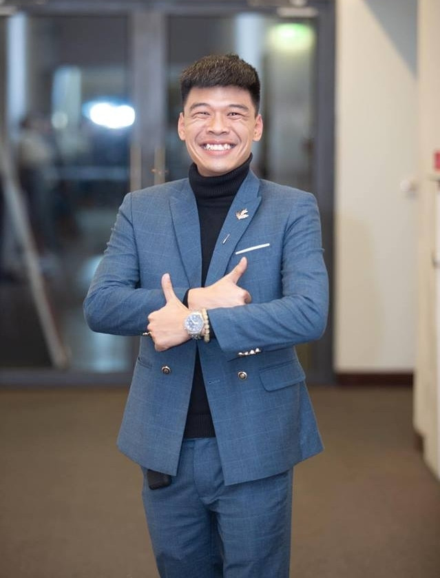 Nguyễn Hà Trung (Trung Ruồi) sinh năm 1993, là diễn viên trẻ nổi bật trong làng hài miền Bắc với nhiều dự án phim sản xuất trên Youtube. Anh được biết đến từ khi là thành viên của nhóm hài Kem Xôi TV, Loa phường, sau đó tham gia sân khấu kịch.