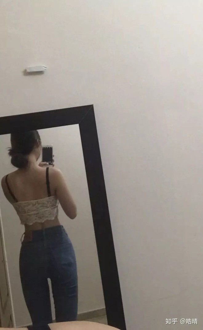 Trong lúc nhiều bạn nữ khác biết ăn diện thì nữ chính của chúng ta lúc nào cũng luộm thuộm trong chiếc áo đồng phục rộng thùng thình, kể cả khi đi chơi, đi tụ tập.