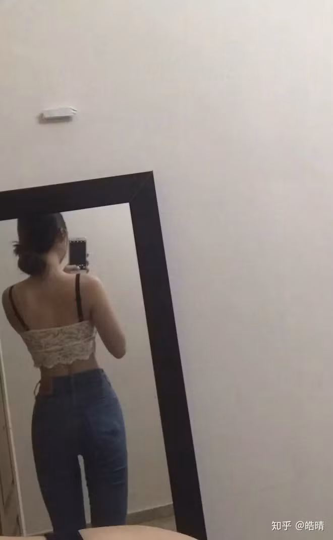 Trong lúc nhiều bạn nữ khác biết ăn diện thì nữ chính của chúng ta lúc nào cũng luộm thuộm trong chiếc áo đồng phục rộng thùng thình, kể cả khi đi chơi, đi tụ tập.