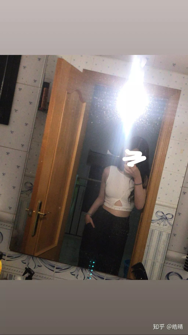 Tới năm 1 đại học, sau khi không còn áp lực thi cử, cô nàng quyết tâm "lột xác" bản thân để có ngoại hình ưa nhìn hơn.