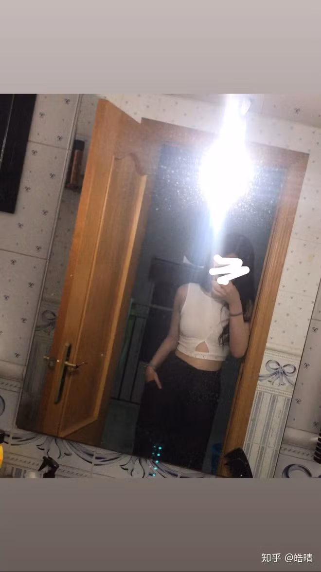 Tới năm 1 đại học, sau khi không còn áp lực thi cử, cô nàng quyết tâm "lột xác" bản thân để có ngoại hình ưa nhìn hơn.