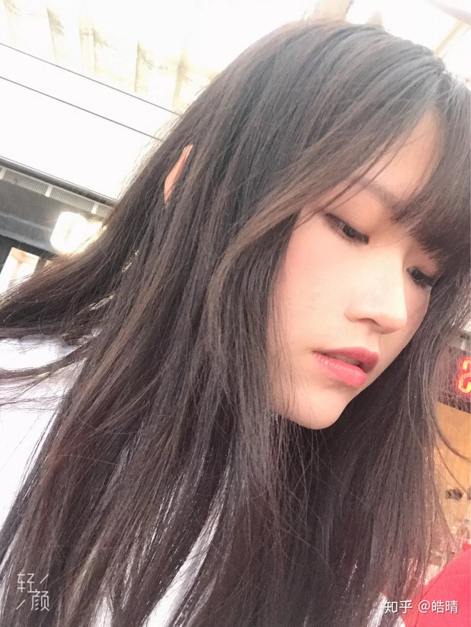 Không còn có ngoại hình mũm mĩm, đi đâu cũng cúi gằm như trước, giờ đây Hạo Tình vô cùng xinh xắn, thậm chí để mặt mộc vẫn đủ sức đẹp hơn các hoa khôi khác trong lớp.