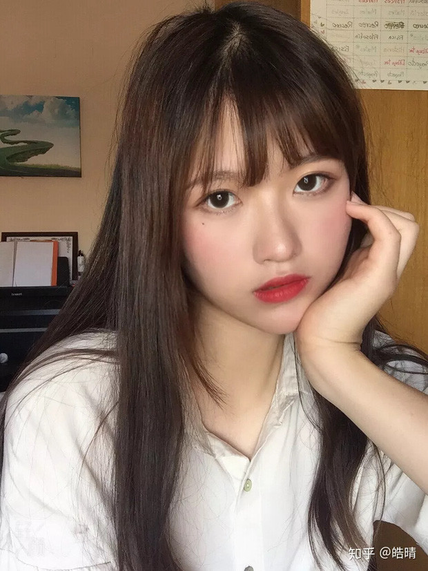 Hạo Tình đã làm quen được với một hot face nổi tiếng trên mạng xã hội từng chia sẻ về chuyện giảm cân và cô nàng xin kinh nghiệm.