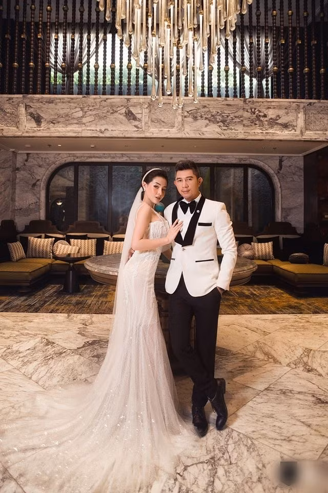 Bộ ảnh được chụp hẳn hoi không khác gì album cưới, cũng như những lần khác cư dân mạng đồn đoán rằng, phải chăng Lương Bằng Quang - Ngân 98 chuẩn bị có tin vui?