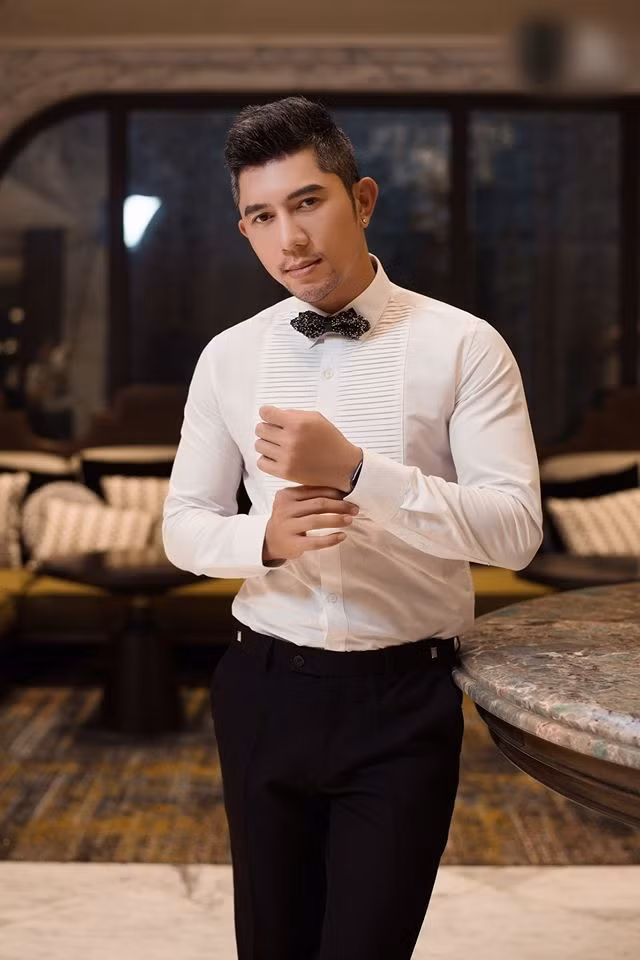 Mới đây, trên trang cá nhân của nam nhạc sĩ chia sẻ khá nhiều khung ảnh ngọt ngào bên "hot girl thị phi" Ngân 98.