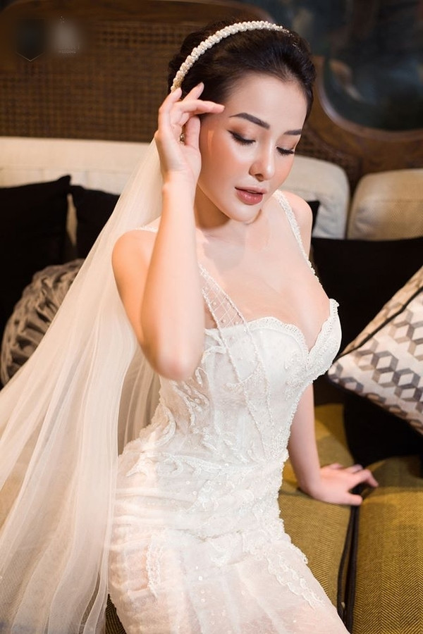 Ngân 98 tiếp tục khoe vòng 1 cực gợi cảm khi diện váy cưới.