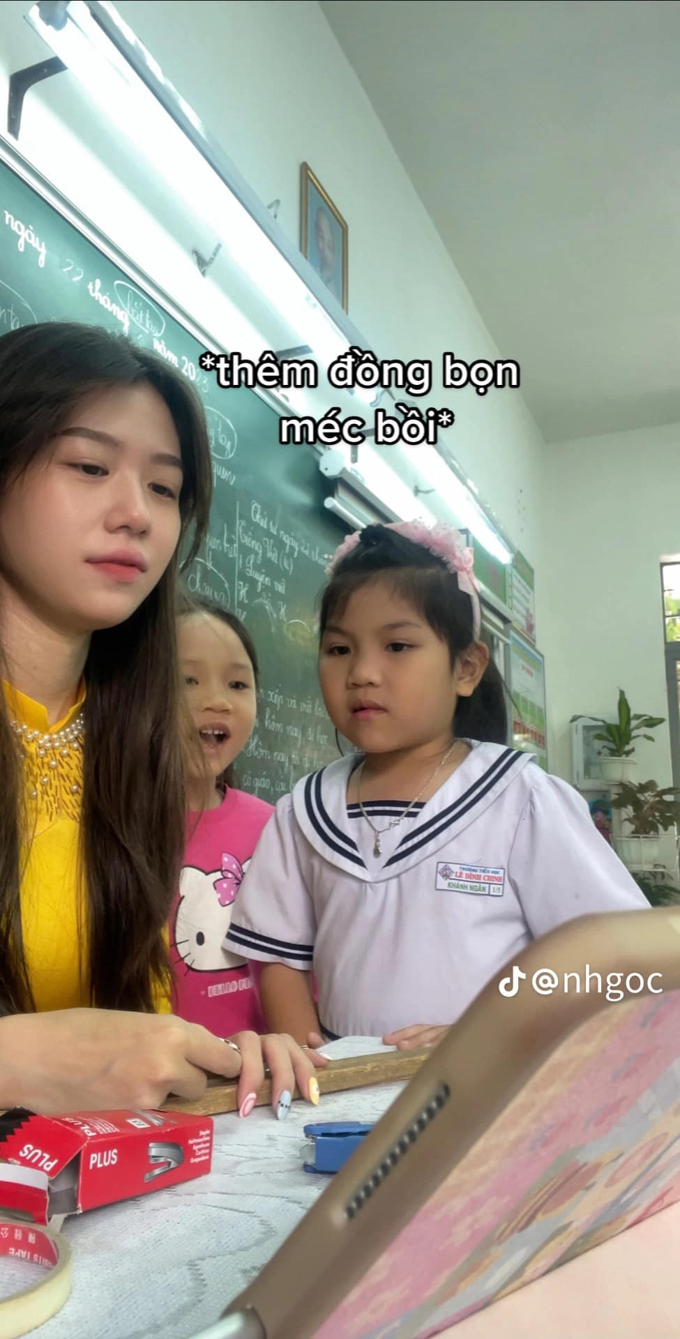 Thế nhưng, nhiều người cũng để ý rằng cô giáo trẻ này rất xinh đẹp, thậm chí có bậc phụ huynh còn nói vui "trường ở đâu để đến đăng ký học cho con".