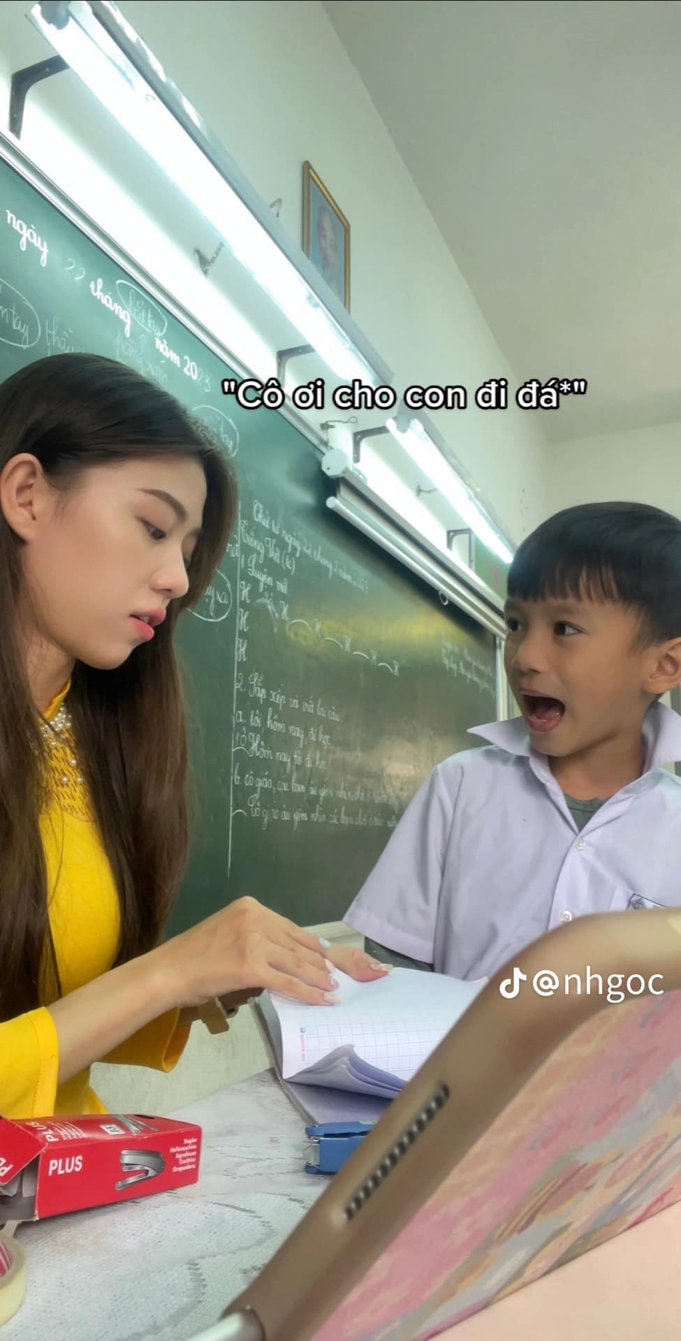 Ngoài việc dạy học thì còn là "giáo quan" quản cả việc đi vệ sinh của trò nhé.