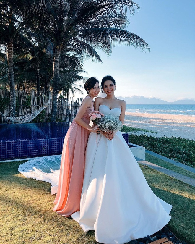 Ngay sau đám cưới của Phanh Lee, Huyền Lizzie nhanh chóng chia sẻ ảnh chụp cùng cô dâu và gửi lời chúc mừng đến bạn thân.